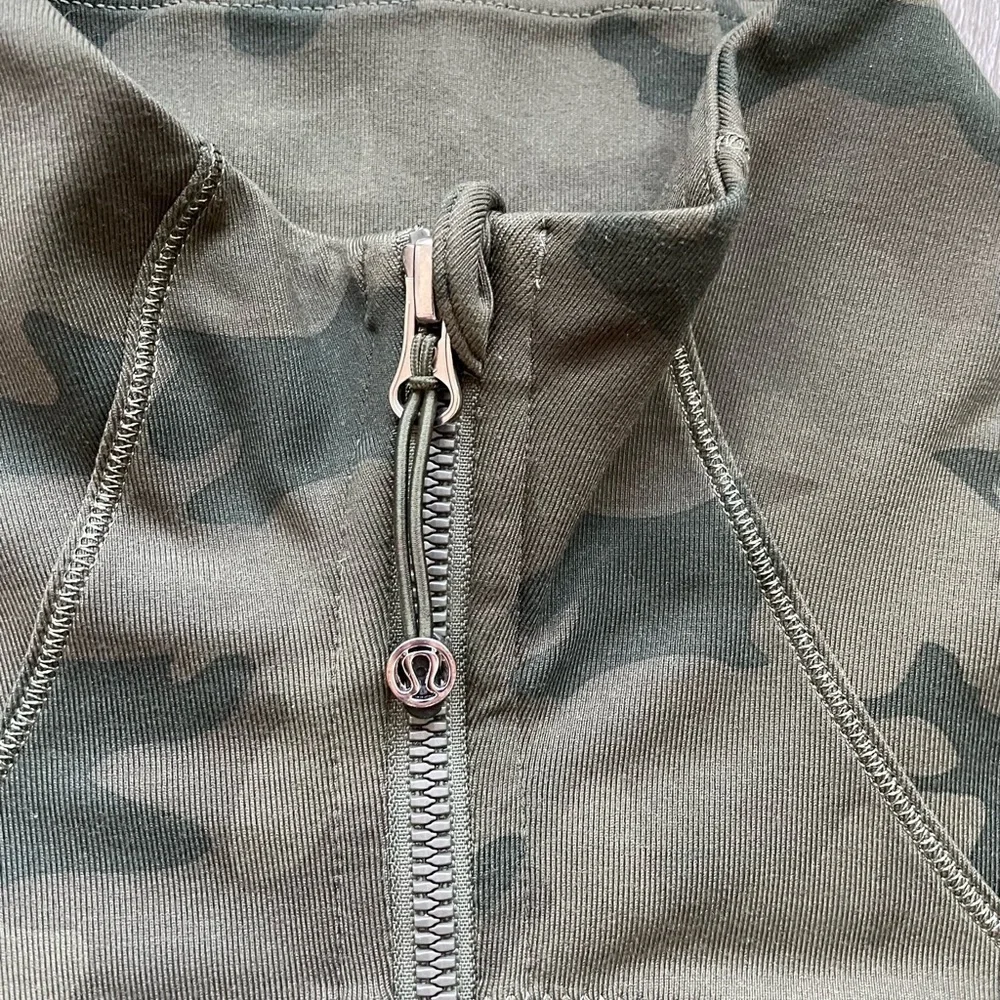 Lululemon Forme Jacket *Cuffins in Savasana Camo 20cm Fatigue Green